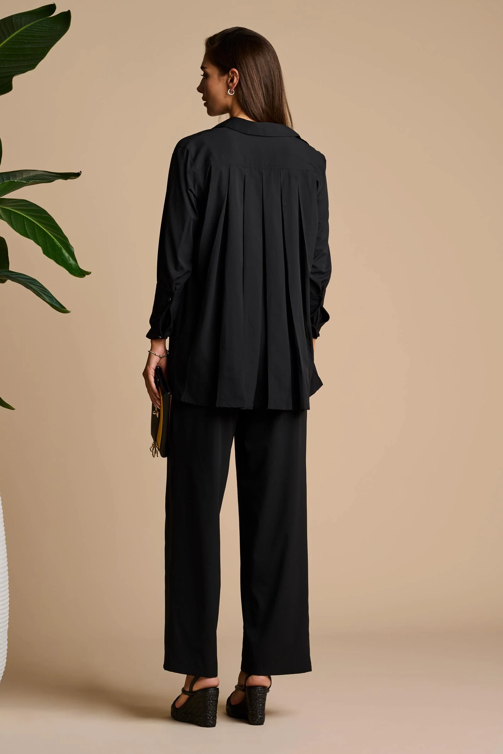 Rhodes Pleated Back Shirt | Black - Image 4