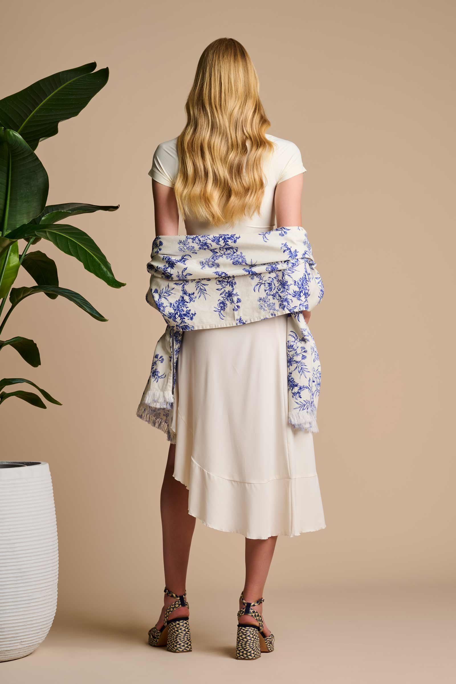 The Melbourne Shawl | Vanilla China Blue Damask - Image 3