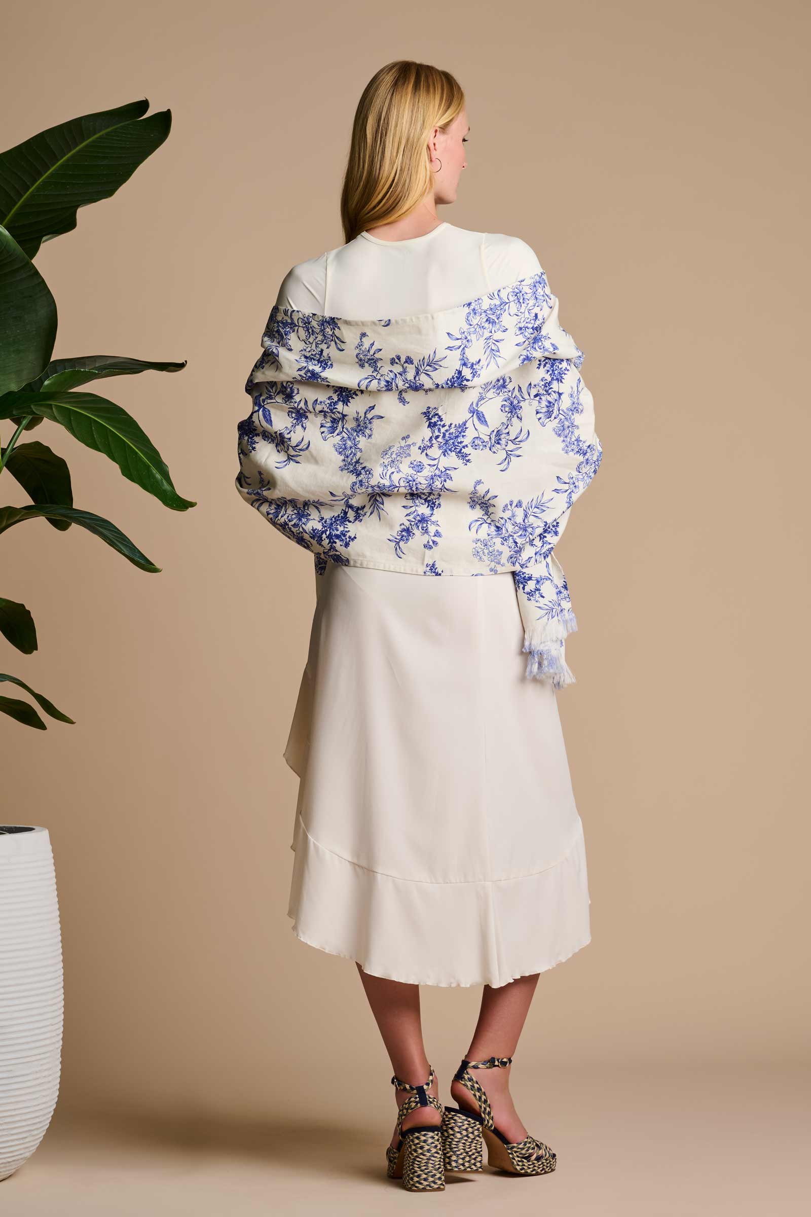 The Melbourne Shawl | Vanilla China Blue Damask - Image 4