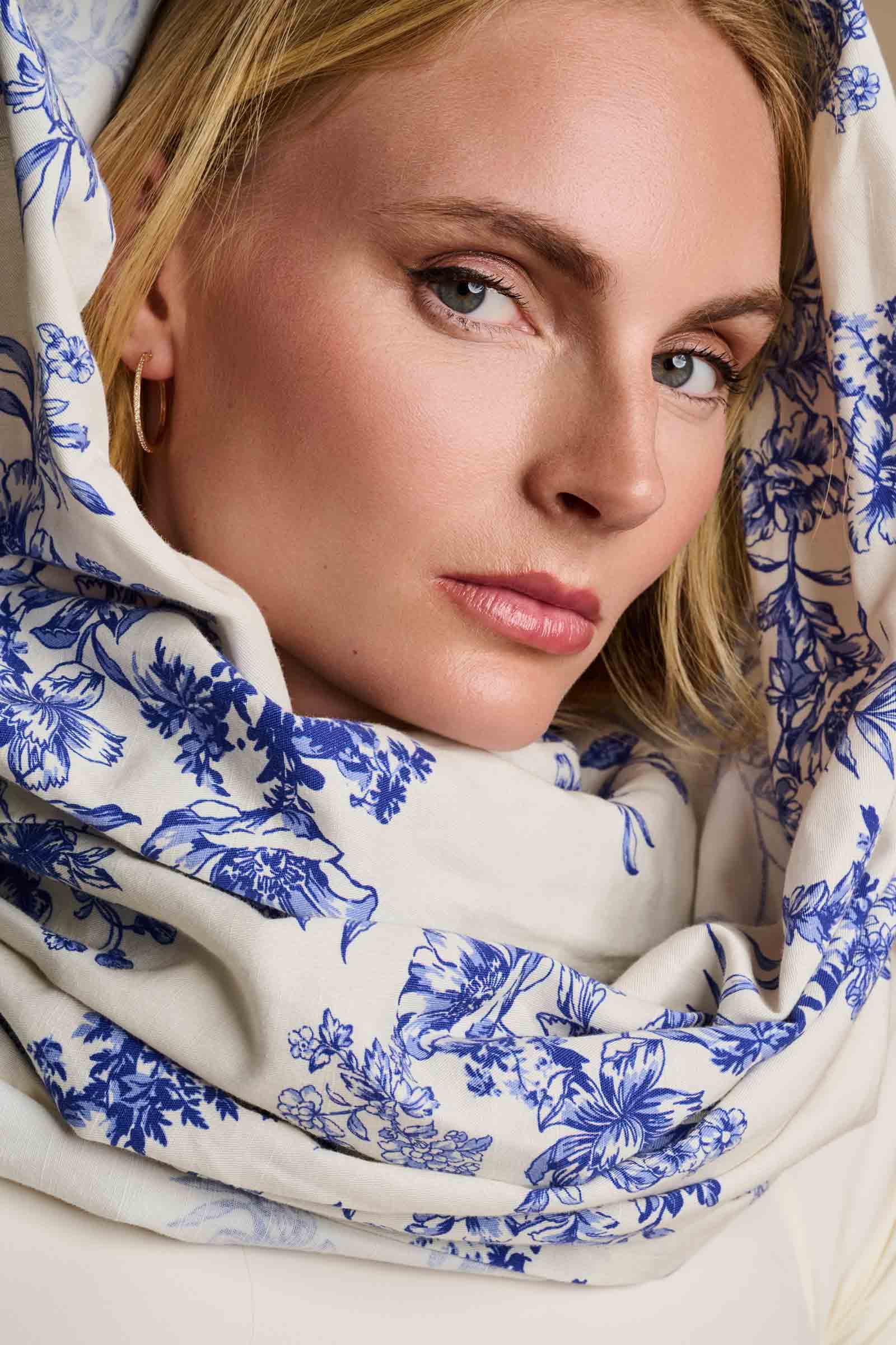 The Melbourne Shawl | Vanilla China Blue Damask - Image 6